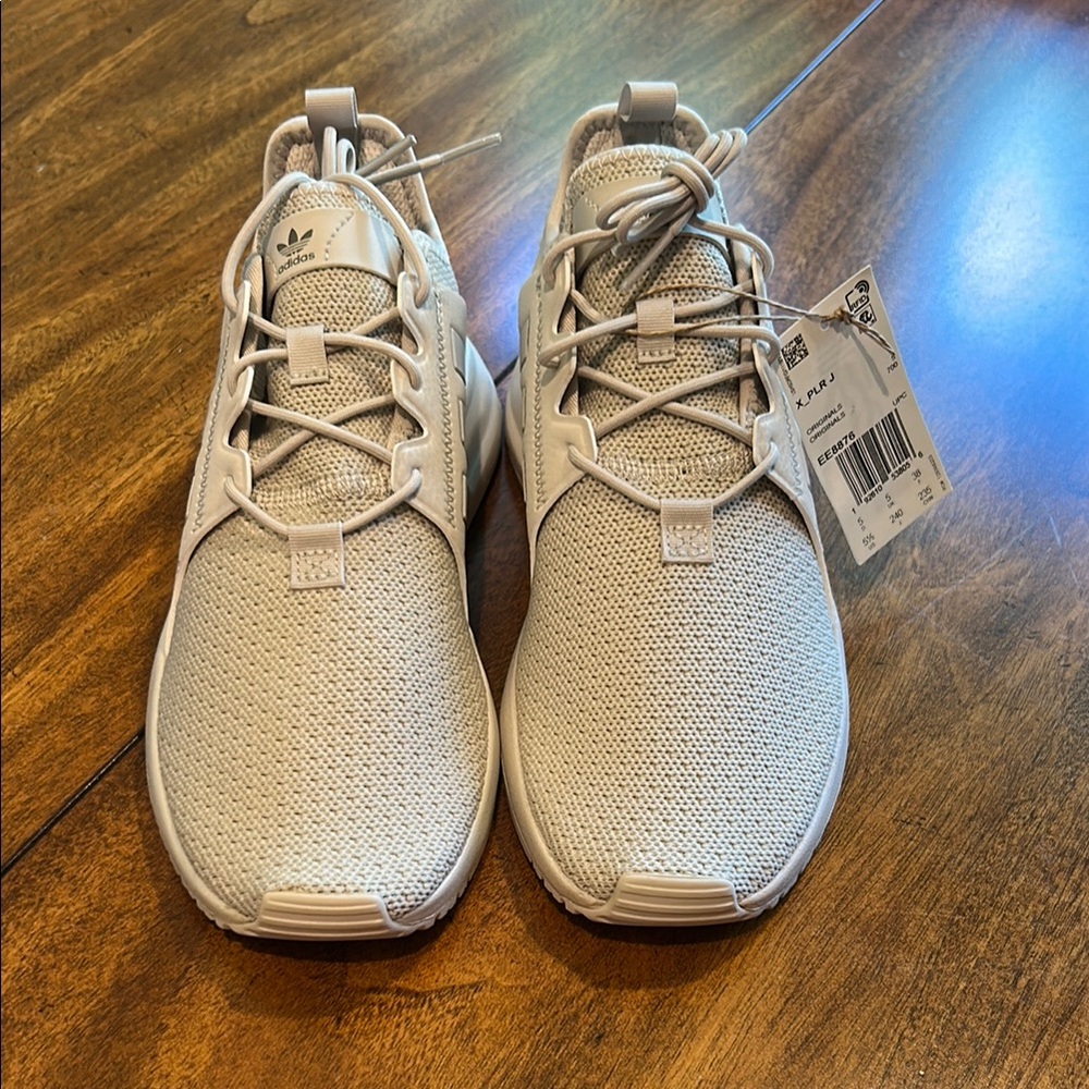 Women’s Adidas Beige Sneakers size 5.5 NEW